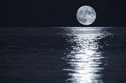 Resultado de imagen para reflejo de la luna en el agua